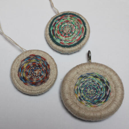 colourful circular weaving using small scrap yarn pieces