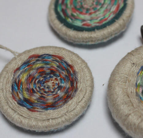 colourful circular weaving using small scrap yarn pieces